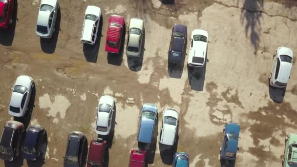 Von oben nach unten Luftaufnahme des alten Parkplatzes mit ruinierter Schmutzschicht und vielen geparkten Autos. - Filmmaterial, Video