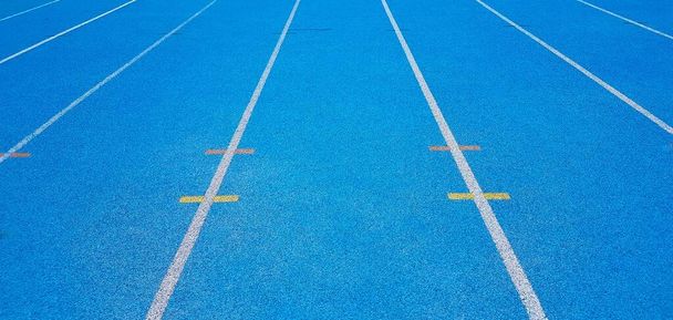 Atletiek Hardloopbaan, blauwe hardloopbaan blauw in het rechte stuk - Foto, afbeelding