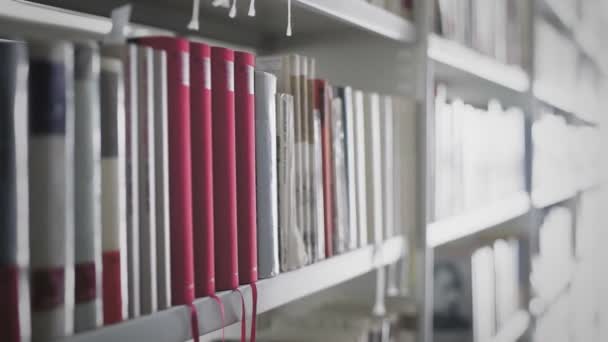 Dolly movimiento de estantes con libros
 - Metraje, vídeo