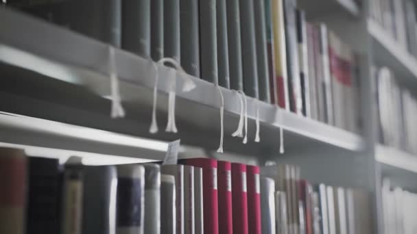 Kleiner Umzug von Regalen mit Büchern - Filmmaterial, Video