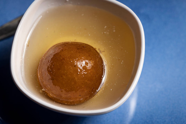 Вкусный Гулаб Джамун, пропитанный сахарным сиропом со вкусом розы
 - Фото, изображение