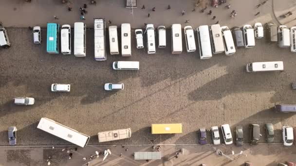 Εναέρια πλάνα από πολλά αυτοκίνητα και λεωφορεία που κινούνται σε ένα πολυσύχναστο δρόμο της πόλης. - Πλάνα, βίντεο