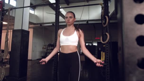 Young woman exercising using skipping rope in gym. Athletic woman training hard at the gym. - Záběry, video