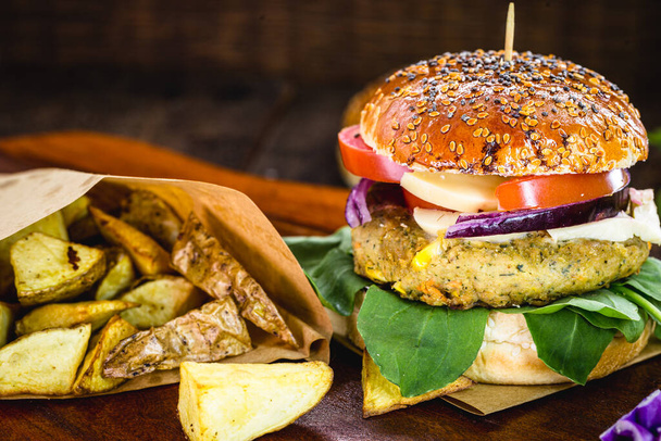 веганський гамбургер, хліб з рисового борошна та органічні дріжджі з овочами та волокнами
. - Фото, зображення