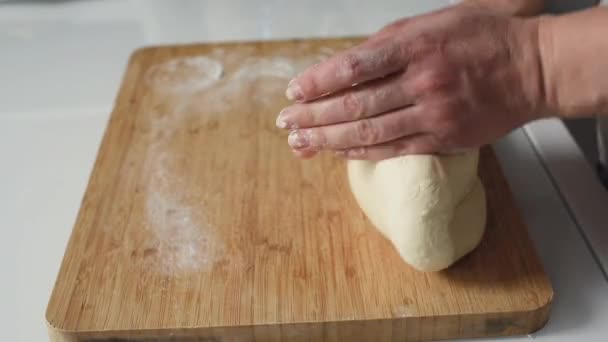 Womens hands knead the dough - Πλάνα, βίντεο