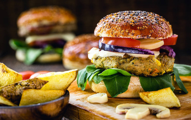 hamburguesa vegana, pan hecho con harina de arroz, y levadura orgánica con verduras y fibras
. - Foto, Imagen