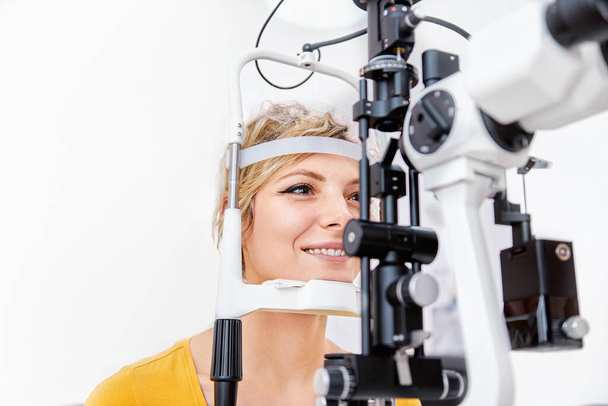 Έλεγχος όρασης με σχισμοειδή λυχνία, εξέταση των οφθαλμών σε οφθαλμολογική κλινική - Φωτογραφία, εικόνα