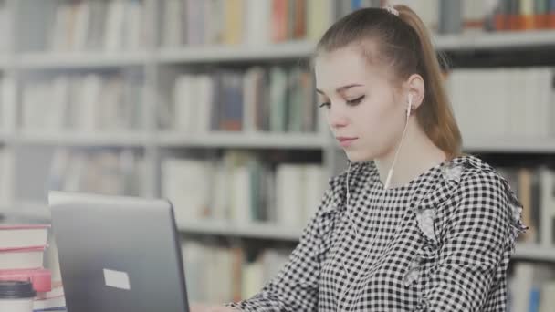 Studentka na uniwersytecie pisząca na laptopie. - Materiał filmowy, wideo