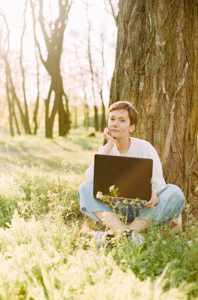 férias de verão no parque na mulher grama com comunicação laptop e technolog
 - Foto, Imagem