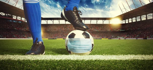 Європейський футбол скасував концепцію проведення футбольних заходів. М'яч з масками коронавірусу. - Фото, зображення