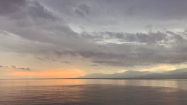 vue pittoresque sur la surface calme de la mer au coucher du soleil  - Séquence, vidéo
