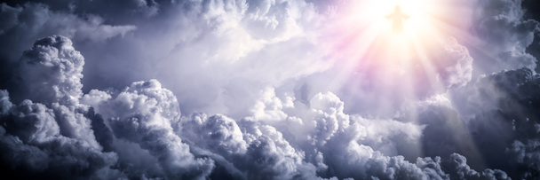 Jézus Krisztus a felhőkben ragyogó fénnyel - Felemelkedés / Az idő vége koncepció - Fotó, kép