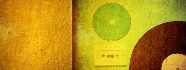 ホワイトカセットテープバックレコードとヴィンテージ音楽のコンパクトディスクメモリは、過去にグランジイエローグリーンセメントウォールエンターテイメント業界のWebバナーの背景に - 写真・画像