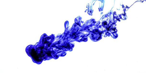 Blaue Tinte aus der Spritze ins Wasser gespritzt, Farbmischung mit Wasser schafft abstrakte Formen, Banner mit Platz für Text rechts - Foto, Bild