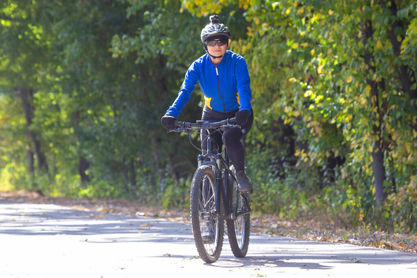 Hermosa chica ciclista monta una bicicleta. Estilo de vida saludable y deporte. Ocio y hobbies - Foto, Imagen