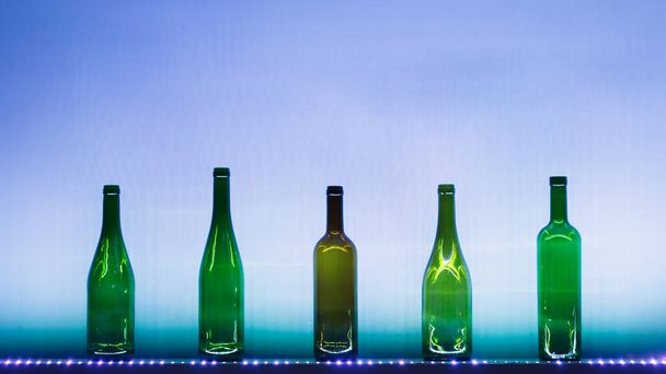 bouteilles de vin vides abstraites avec éclairage led bleu - Photo, image