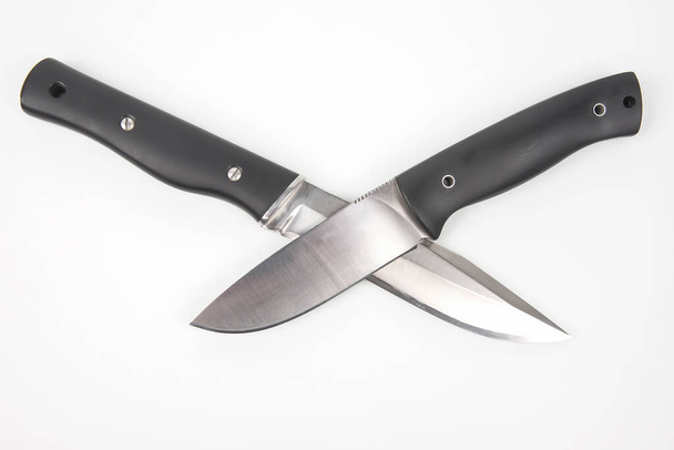 cuchillos para acampar y cazar sobre fondo blanco. herramienta de corte. objeto aislado - Foto, imagen