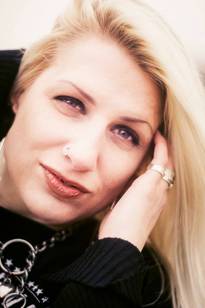 Hezké blondýny alternativní fena s piercing v nose a řetízkový náhrdelník - Fotografie, Obrázek