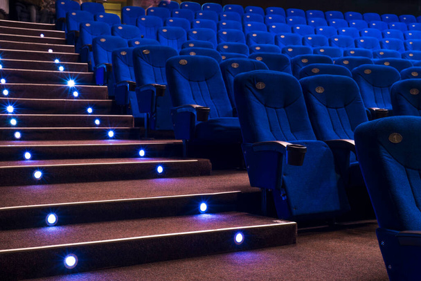 Üres kényelmes piros ülések számokkal a moziban Általános terv az üres kék mozi ülések. Elhagyott mozi. Nézem a filmet. Új film.. - Fotó, kép