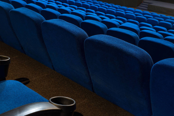 Sinema genel planında boş mavi sinema koltukları olan boş rahat kırmızı koltuklar. Terk edilmiş sinema salonu. Filmi izliyordum. Yeni film. - Fotoğraf, Görsel