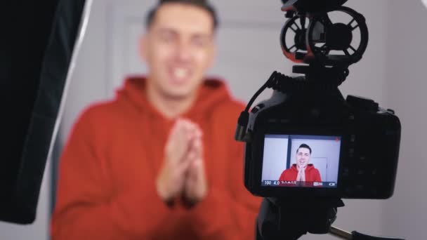 man videoblogger filmen nieuwe vlog video met professionele camera thuis - Video