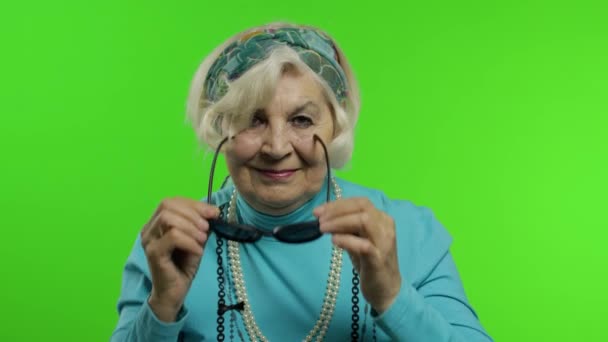 高齢者のスタイリッシュな流行の祖母。白人女性のポーズ。クロマキー - 映像、動画