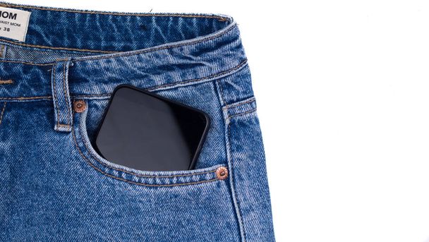 Смартфон в карманных джинсах. Текстура, фон
. - Фото, изображение