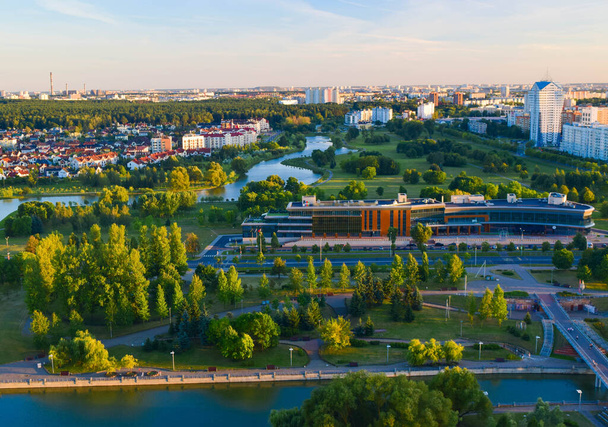Minsk cidade, a capital da República da Bielorrússia. Vista do convés de observação da Biblioteca Nacional da Bielorrússia, conhecida por sua forma rombocúbica incomum
 - Foto, Imagem