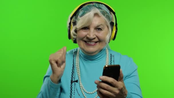 Abuela mayor. Mujer caucásica. Baila, celebra, escucha música. Clave de croma
 - Metraje, vídeo