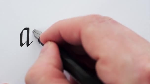 Kirjoittaminen sana hakemus. Käsin kirjoittaminen kynällä. Kalligrafian lähikuva
. - Materiaali, video