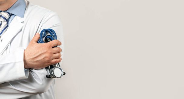 mężczyzna lekarz pediatra trzymając rappaport stetoskop w jego ręce - Zdjęcie, obraz