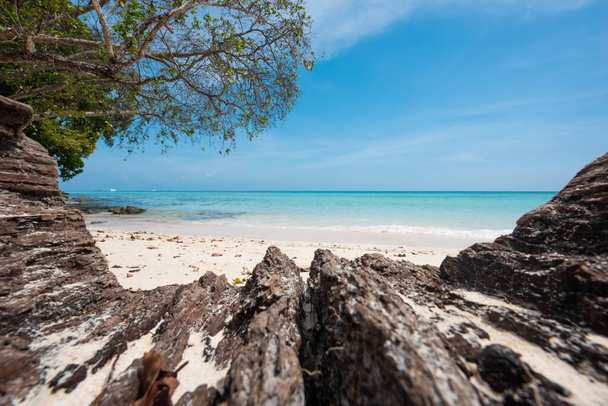 タイ、クラビのアンダマン海にあるコ・パック・ビア島の海岸における岩の形成. - 写真・画像