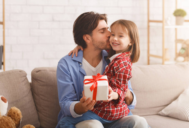 Milující dceruška dává tatínkovi dárek - Fotografie, Obrázek