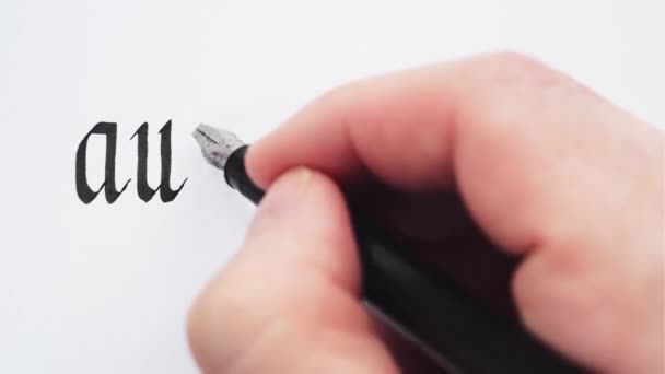 Εγγραφή της λέξης Αυθεντικότητα. Χέρια που γράφουν με στυλό. Κοντινό πλάνο καλλιγραφίας. - Πλάνα, βίντεο
