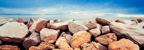 Enormes piedras afiladas contra un cielo nublado
 - Foto, Imagen