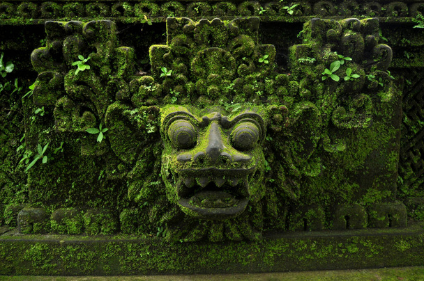 Escultura de arte y deidad antigua tallada ángel dios de la estatua hindú estilo balinés en Mandala Suci Wenara Wana o Ubud Sagrado Mono Bosque Santuario en la ciudad de Ubud en Bali, Indonesia
 - Foto, Imagen