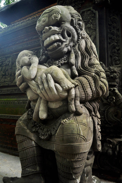 Sanat eseri ve oyulmuş antik tanrısal melek tanrı Mandala Suci Wenara Wana ya da Endonezya 'nın Bali kentindeki Ubud Kutsal Maymun Ormanı Sığınağı' ndaki Hindu heykelinin bale tanrısı. - Fotoğraf, Görsel