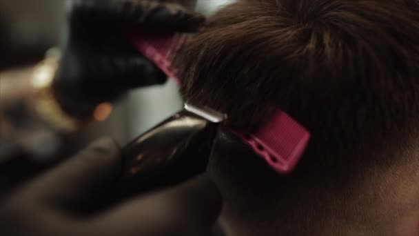 Mens haircut close-up shooting. Close-up video of haircut and hair styling. - Felvétel, videó