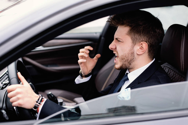 Θυμωμένος επιχειρηματίας οδηγεί μόνος με το νέο του αυτοκίνητο - Φωτογραφία, εικόνα