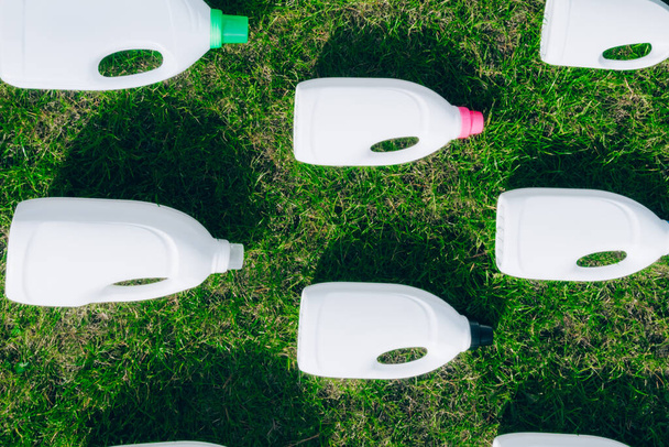 botellas de plástico de la química en la hierba verde, ecológica y detener el concepto de plástico, espacio de copia, vista superior
 - Foto, Imagen