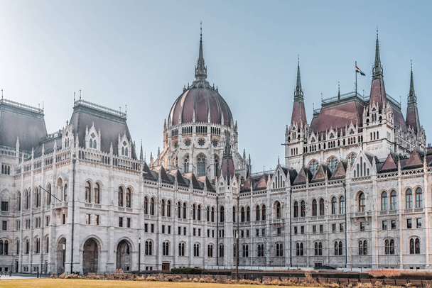 Vista de la fachada oriental del Parlamento húngaro en Budapest por la mañana - Foto, imagen