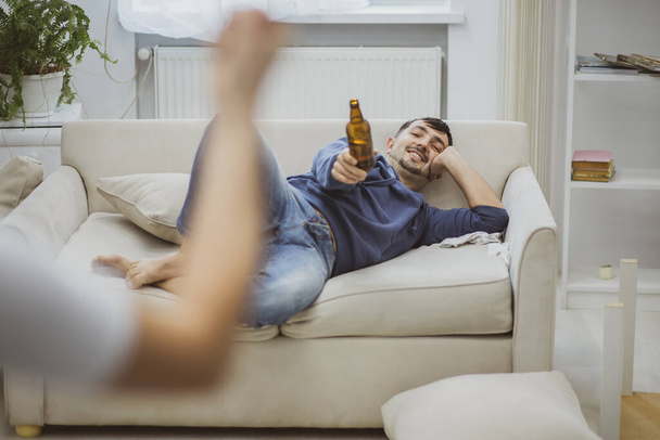 A wife found her husband drunk in the room. - Foto, Bild