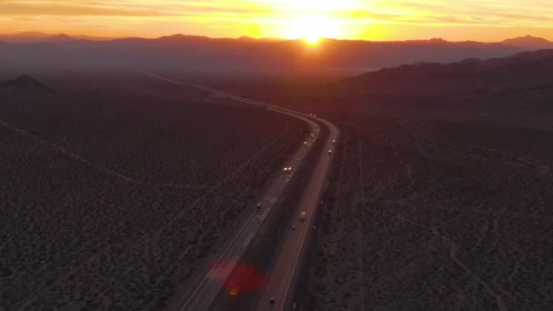 Volando por encima del tráfico cruzando el desierto de Mojave al amanecer dorado
. - Imágenes, Vídeo