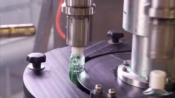 Bottiglie di plastica per gel igienizzanti si muovono lungo il nastro trasportatore in fabbrica per la produzione di dispositivi di protezione individuale
. - Filmati, video