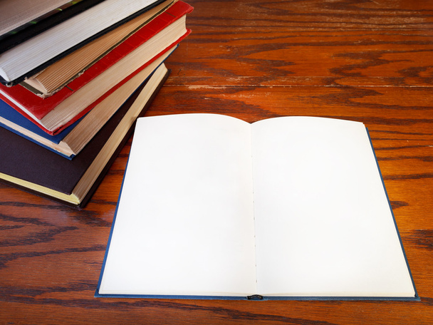 Открытая книга на деревянном столе - Фото, изображение