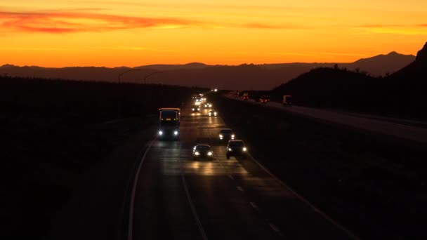 Водії та водії переїжджають автострадою Мохаве через мальовничі сутінки.. - Кадри, відео