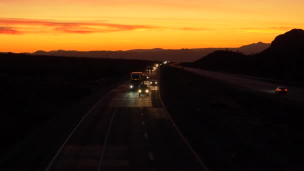 Покупці і водії їдуть по автостраді Мохаве через мальовничі сутінки.. - Кадри, відео