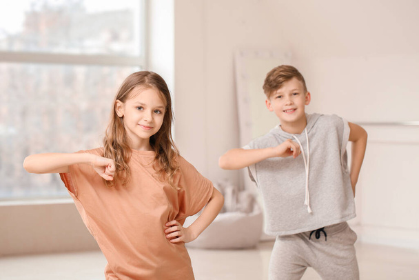 Carino bambini piccoli che ballano in studio - Foto, immagini