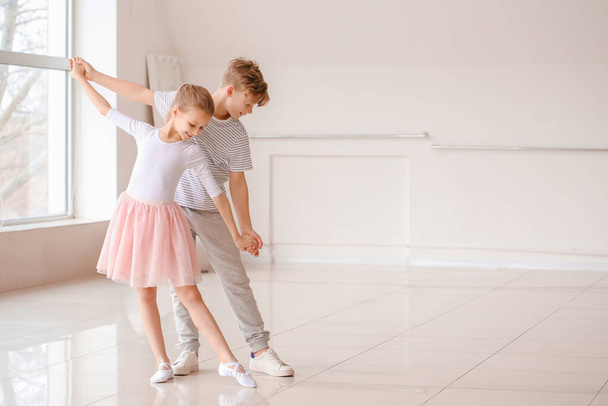 Niedliche kleine Kinder tanzen im Studio - Foto, Bild