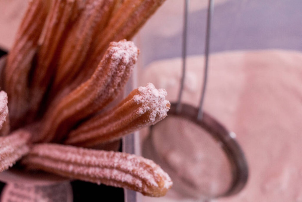 Традиционные испанские чуррос с сахаром
 - Фото, изображение